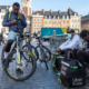 Livreurs à vélo attendant une course, centre de Lille