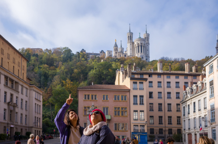 Photographie urbaine - Deux touristes devant la Basilique notre-dame de fourvière